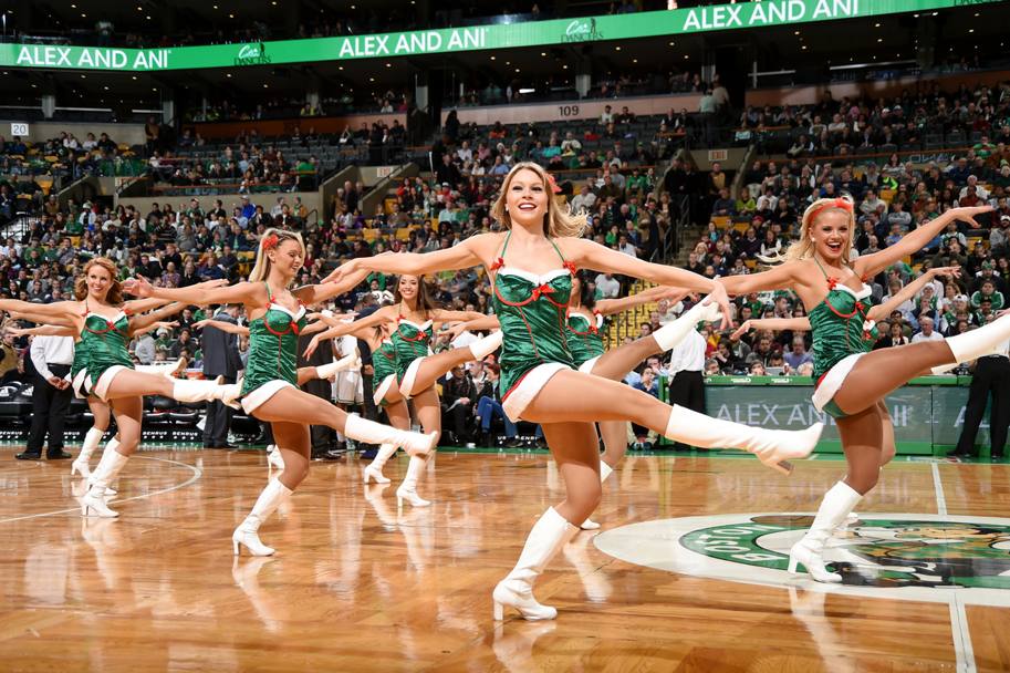 La versione natalizia delle ragazze dei Boston Celtics (Nbae/Getty Images)